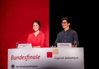 Emma und ihr Mitstreiter Clemente auf der Kontraseite in der Finaldebatte