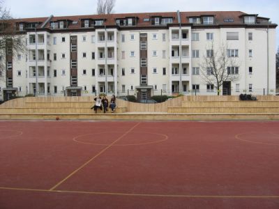 Aussenhof_Tribuene_2015_01.jpg