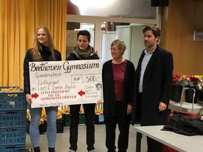 Der Zusatzkurs Politik & Wirtschaft spendet an die Berliner Tafel